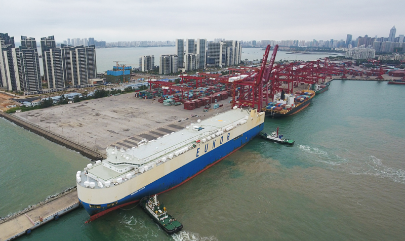 滚装货船“劳拉”轮驶入海口秀英港