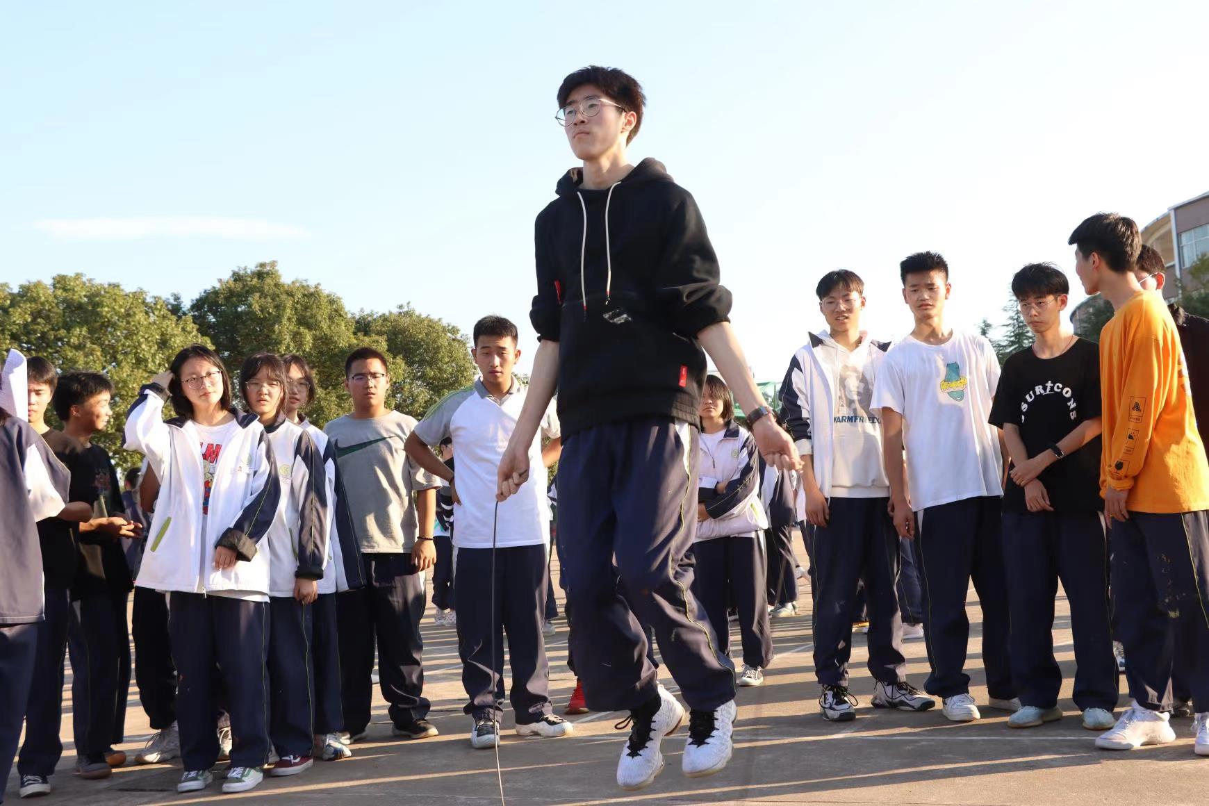 运动发光,师生"嗨"翻天 ——长兴县金陵高级中学举行第十三届体育节暨