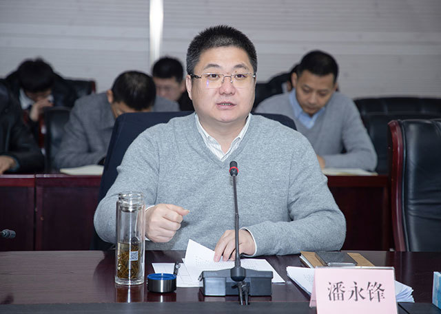 区委副书记,区长潘永锋主持会议并讲话.