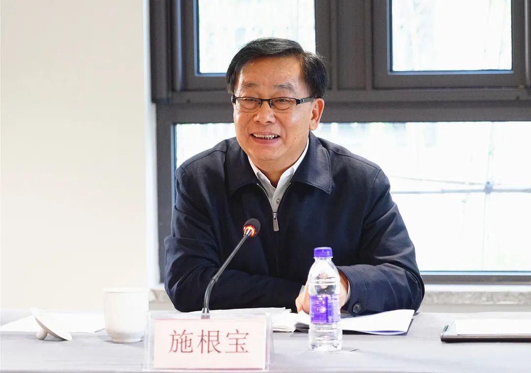 就做好下一步县镇两级换届选举工作,施根宝强调,要