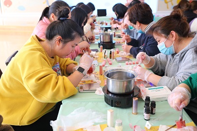 此次活动不仅让老师们体验了自制口红的乐趣,也进一步陶冶了大家的