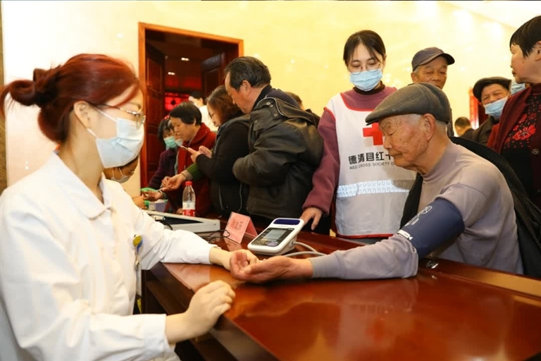 零距離義診暖人心