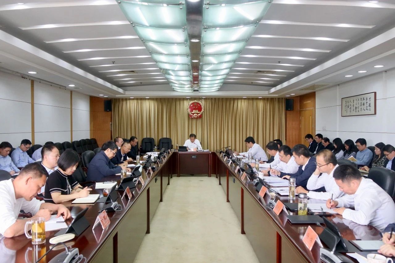 市人大常委会党组理论学习中心组召开深入贯彻中央八项规定精神专题学习会 孙贤龙主持并讲话