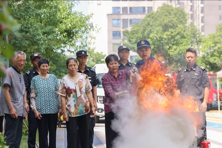 消防演练进小区