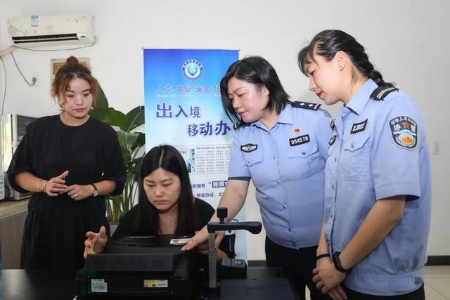 【政务头条】特殊形势下由“坐着等”变成了“移动办”！德清出入境全市首创开展“移动办证”服务！