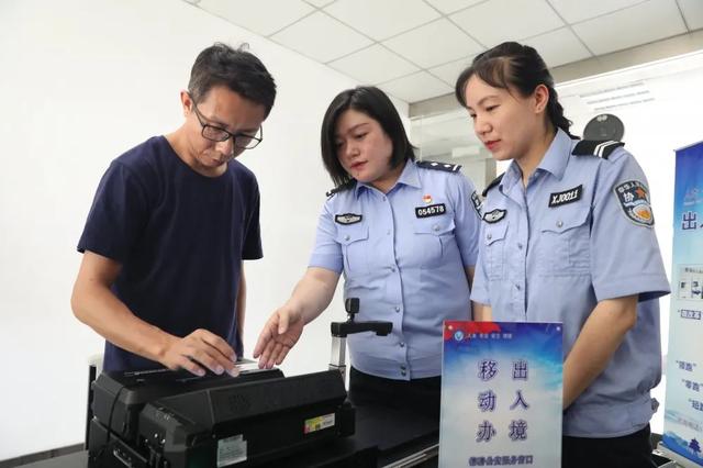 【政务头条】特殊形势下由“坐着等”变成了“移动办”！德清出入境全市首创开展“移动办证”服务！