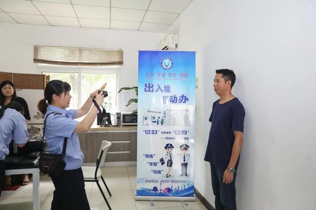 【政务头条】特殊形势下由“坐着等”变成了“移动办”！德清出入境全市首创开展“移动办证”服务！
