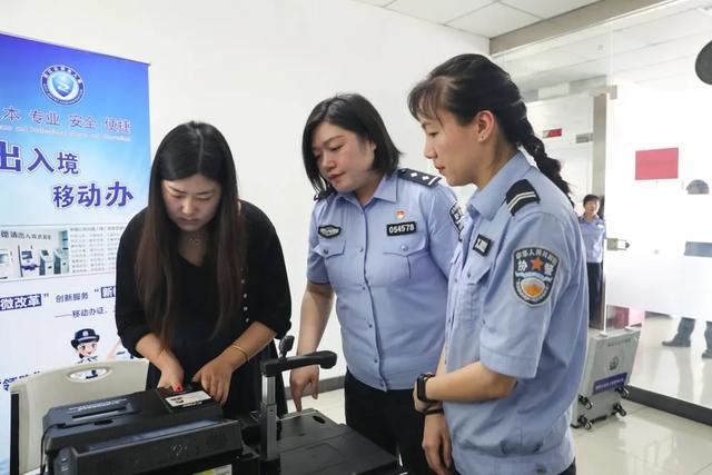 【政务头条】特殊形势下由“坐着等”变成了“移动办”！德清出入境全市首创开展“移动办证”服务！