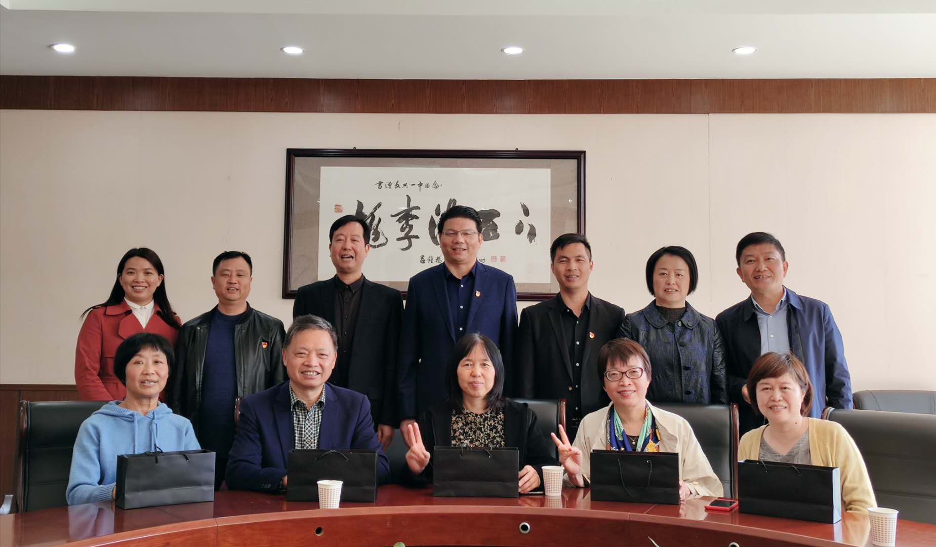 长兴县龙山中学举办退休教师欢送会