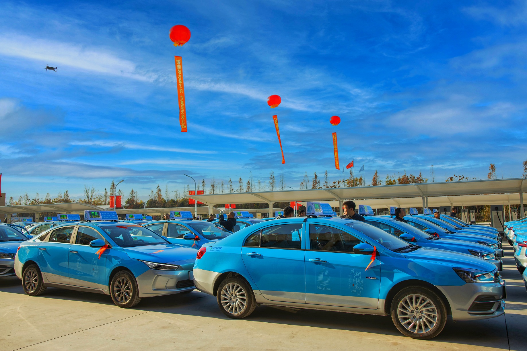 全市首批新能源出租车交车启动运营