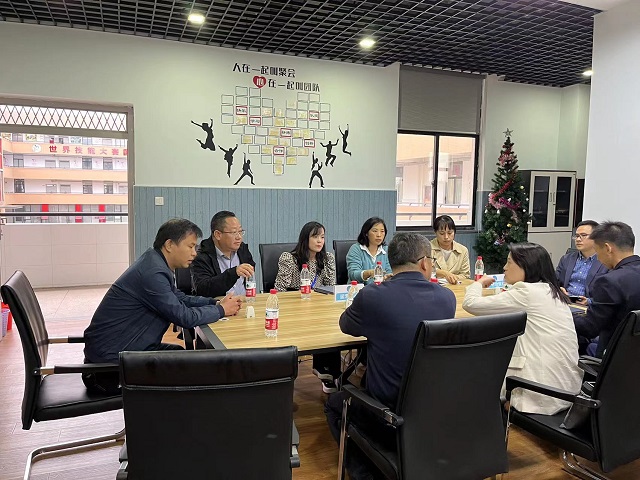 双方在商贸楼电商实训室展开了交流,袁凤鸣副校长对学校的师资情况