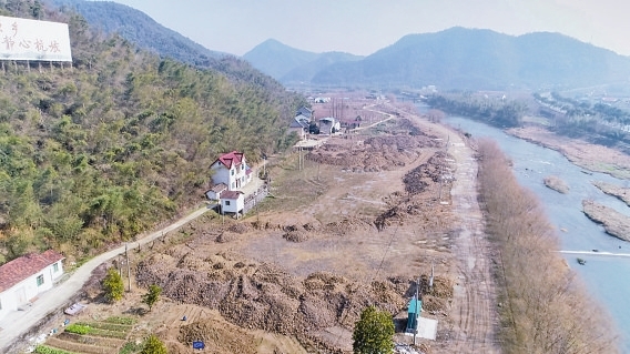 安吉县杭垓镇部分空地扬尘管理不到位影响村民生产生活