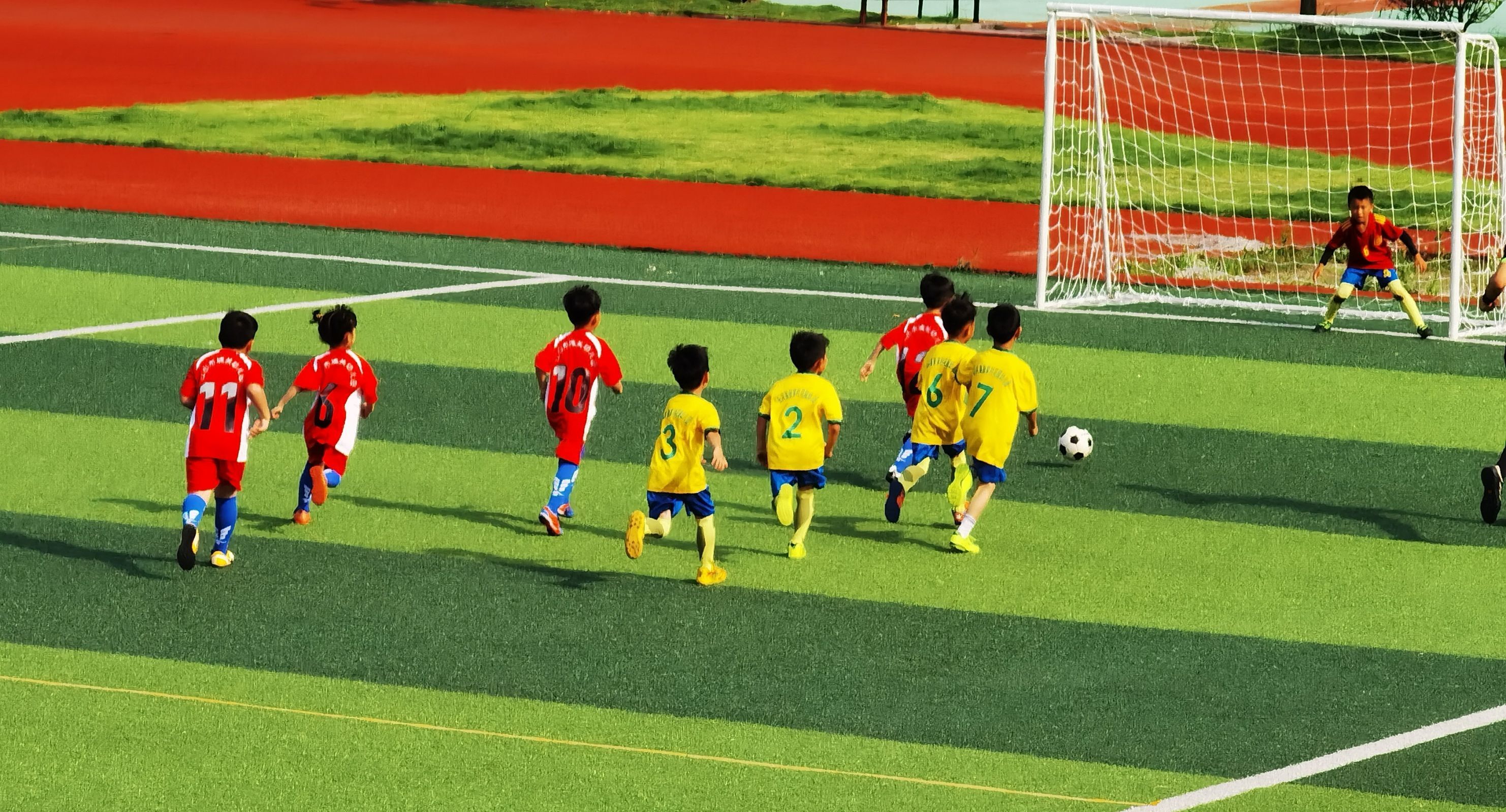 孩子们踢足球——年轻的孩子们在足球场上比赛照片摄影图片_ID:170700019-Veer图库