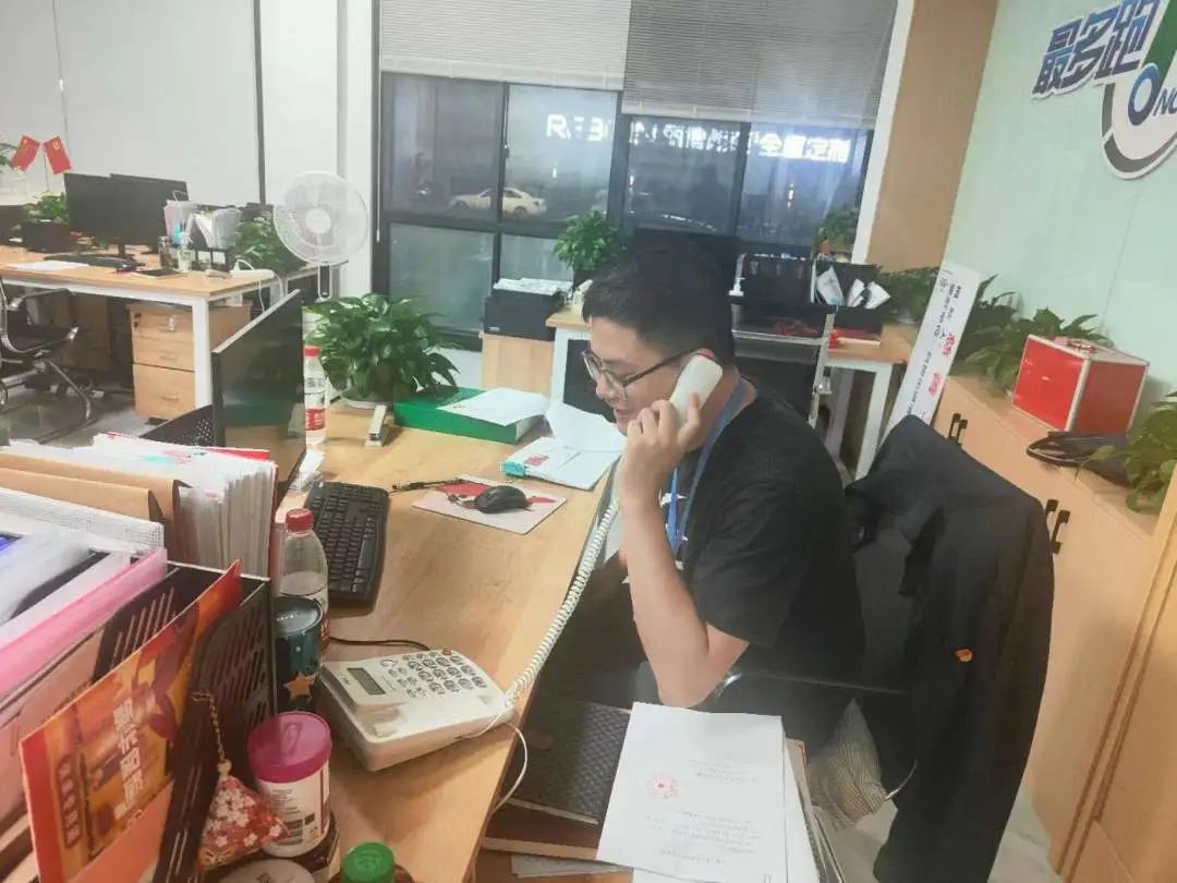 清滨幸福邻里协助社区进行防汛抗台值守,24小时接听来电,及时解决居民问题,保证应急物资数量。