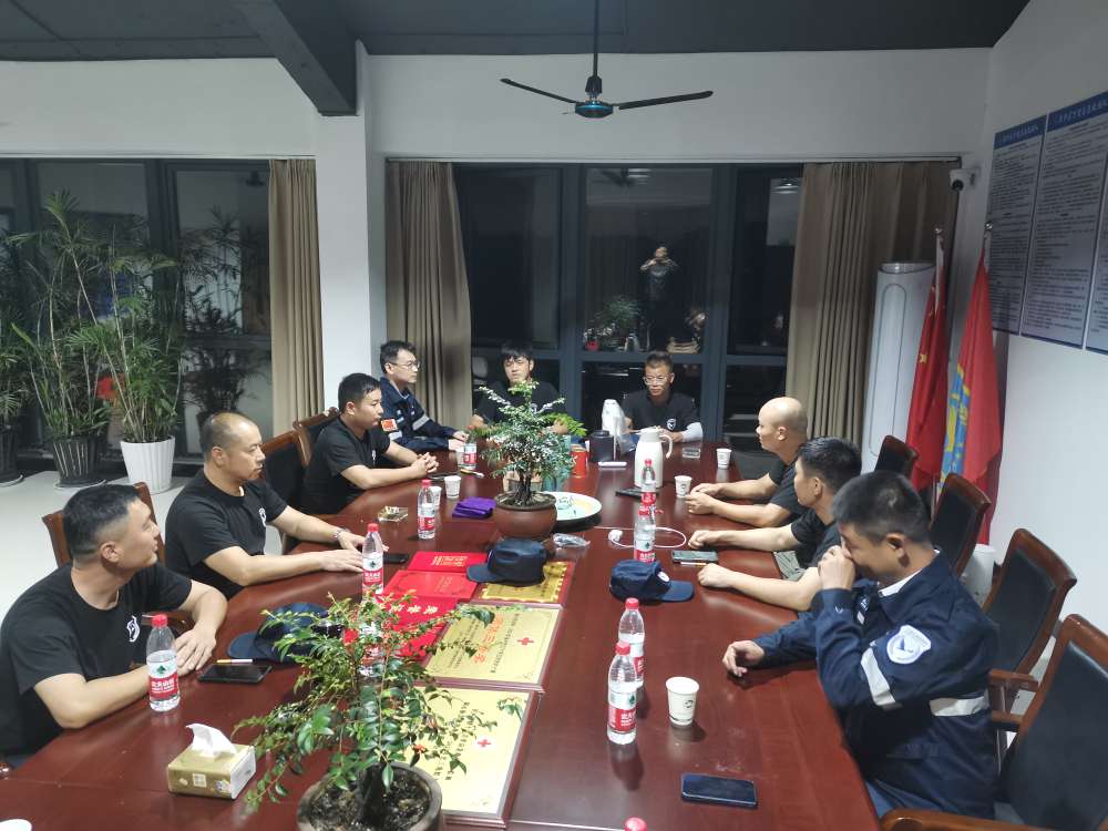 民间专业救援队连夜开展抗台救灾动员会
