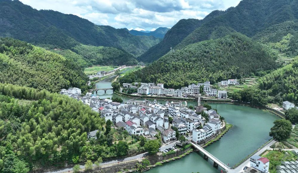 绿水青山环抱的杭州淳安下姜村(7月3日摄,无人机照片)。新华社记者 翁忻旸 摄%0A%0A