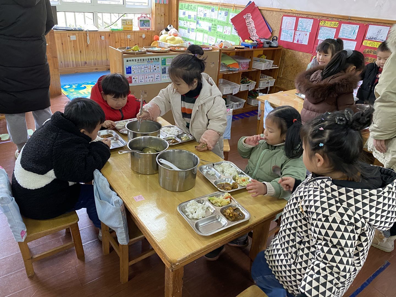 "自主进餐,我能行"——双林镇中心幼儿园开展幼儿自主