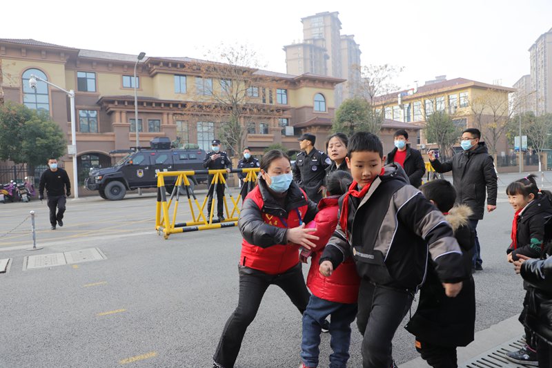 值周教师发现异常,护住学生撤离