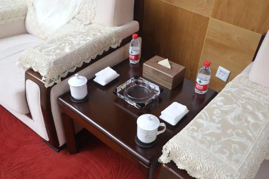 摆放标准杯碟,毛巾摆放现场教学为巩固理论培训知识,切实提高职工岗位