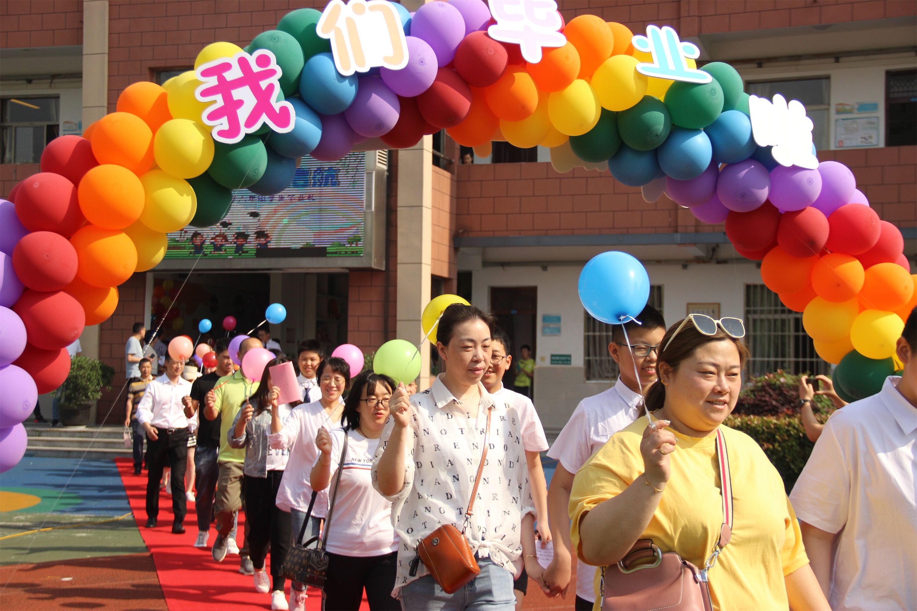 凤凰小学"心怀感恩 梦想启航"毕业礼活动