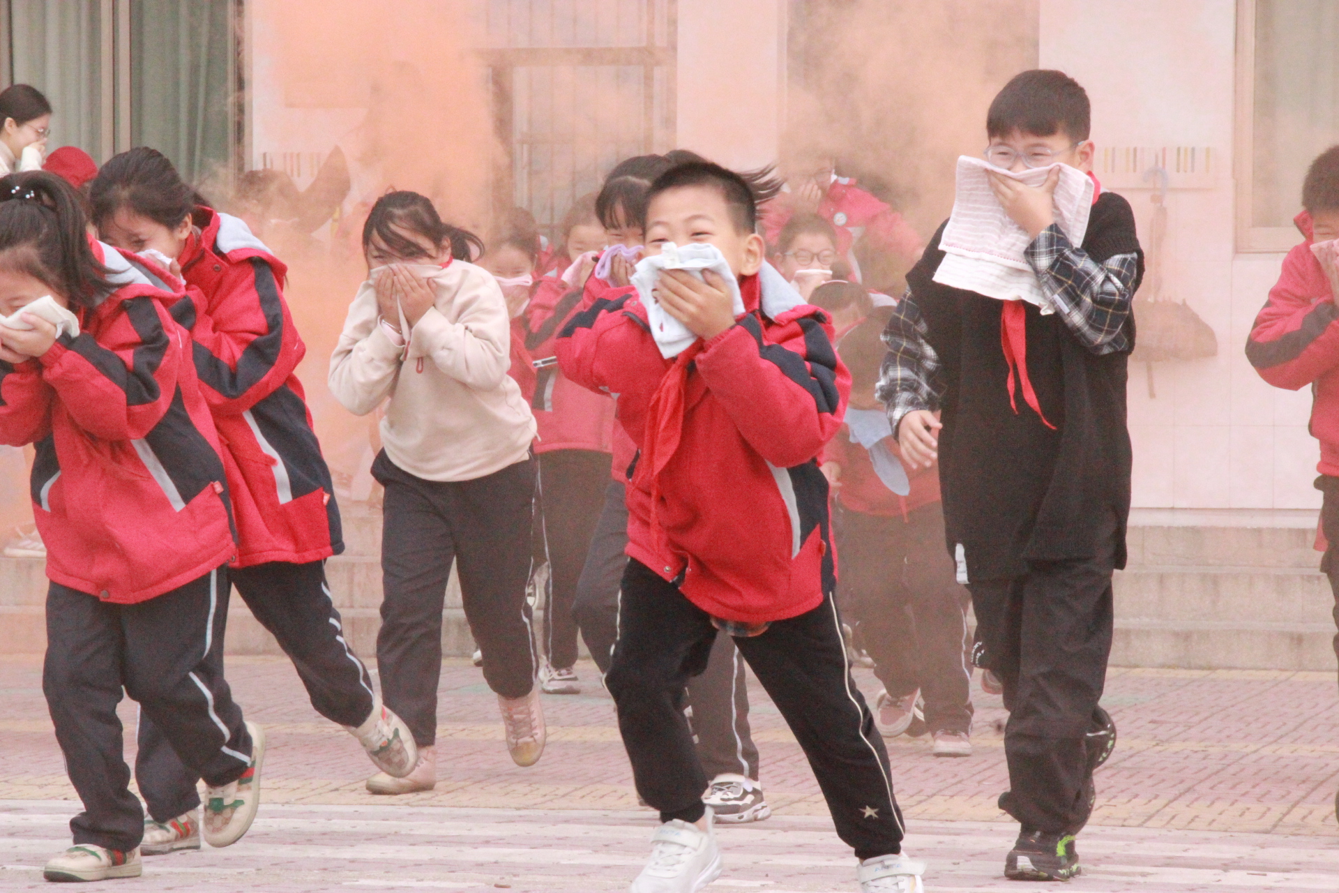 轧村小学消防演练安全你我