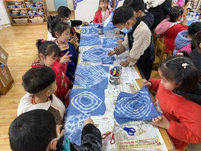 德清縣鍾管鎮幹山中心幼兒園開展遇見扎染活動