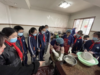 又是芽麥圓子飄香時新市小學開展家鄉美食尋訪活動