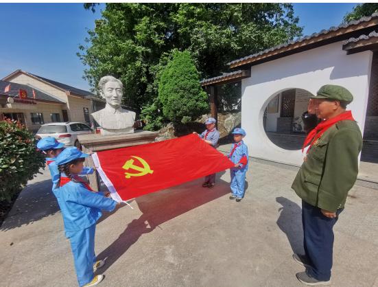 浙風十禮和在長興林城鎮抗戰老兵帶領紅梅少年探訪家門口的紅色根脈將