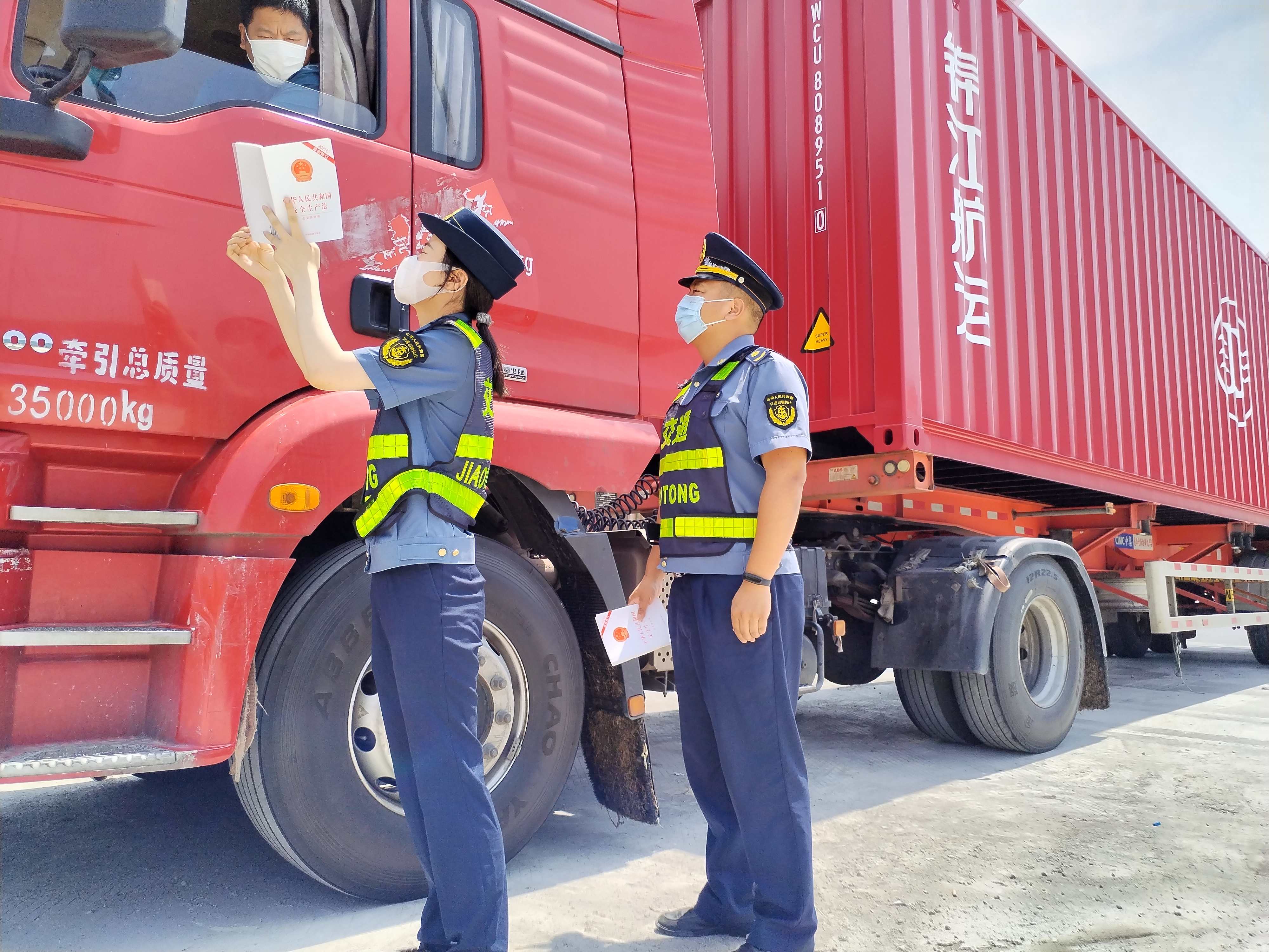 市交通执法队花木兰女队员安全生产宣传走进服务区