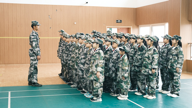 开学第一课军训磨意志德清县乾元镇中心小学举行六年级行规训练