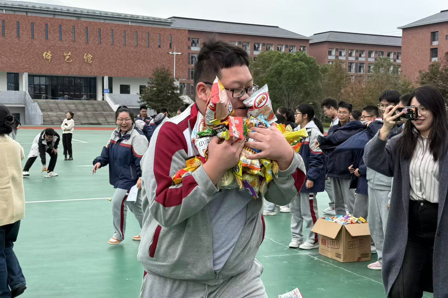 德清县求是高中开展趣味抢零食活动