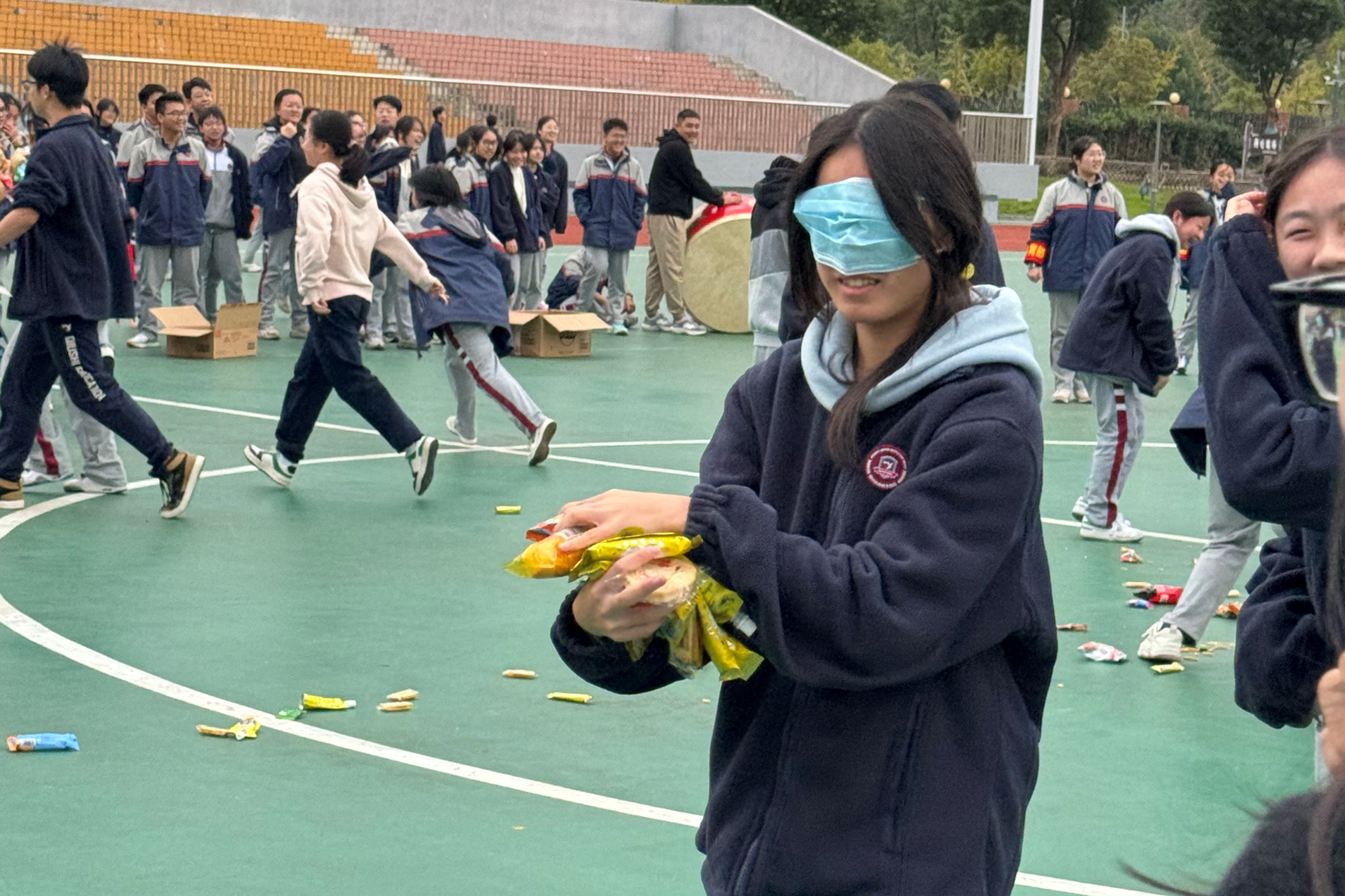 德清县求是高中开展趣味抢零食活动