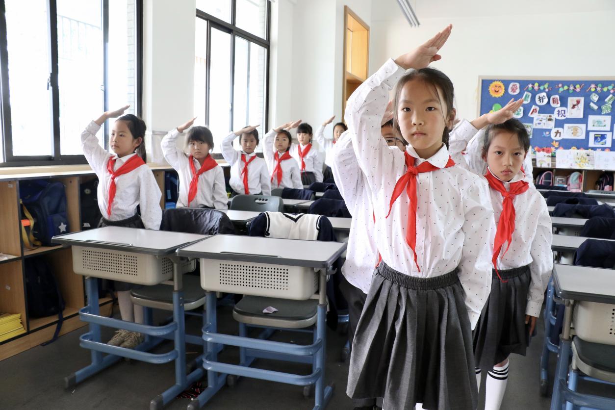 湖州市吴兴实验小学系漂亮的红领巾敬标准的队礼