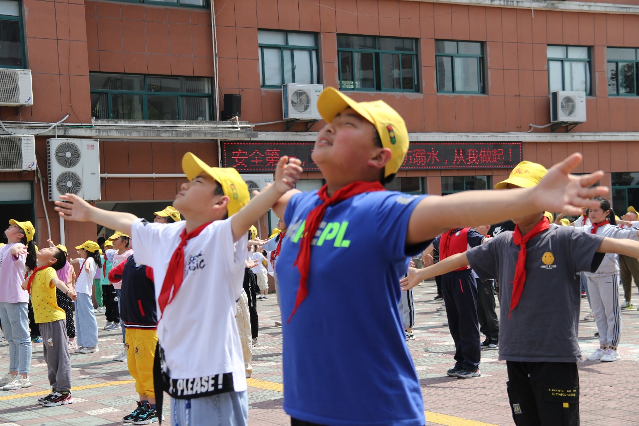 长兴县长桥小学开展防溺水安全演练活动