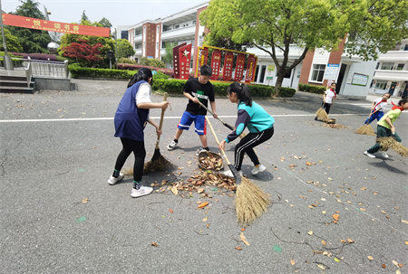 用扫把书写美德水口小学举行学生扫地比赛