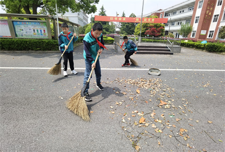 用扫把书写美德水口小学举行学生扫地比赛