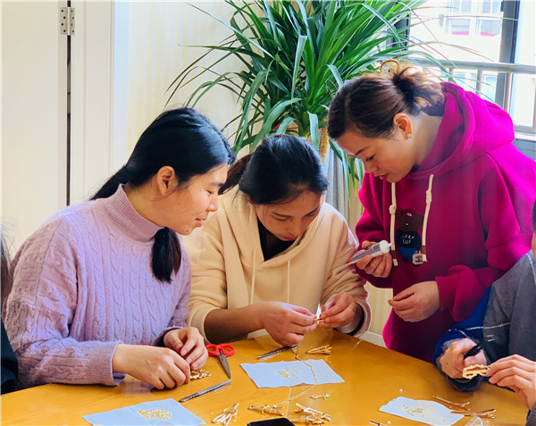 德清縣乾元鎮第一幼兒園頭上的藝術三八節diy神秘愛心禮